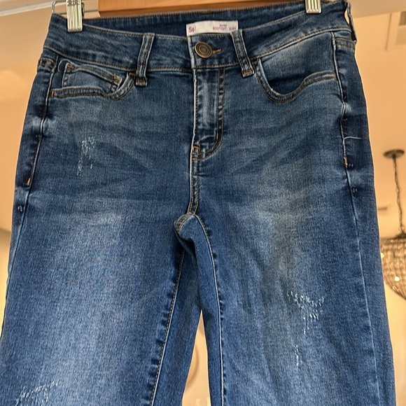 Like new bootcut low rise. Size 3/ 26 regular - Picture 2 of 6